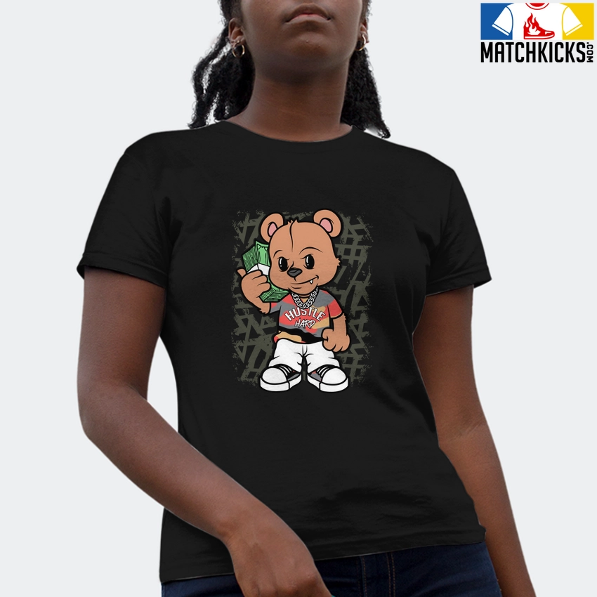 T-Shirt - Nike Dunk Low SE GS Sail Multi-Camo - Sneaker-Matching T-Shirt (HUSTLE HARD BEAR) 4 T-Shirt - Nike Dunk Low SE GS Sail Multi-Camo - Sneaker-Matching T-Shirt (HUSTLE HARD BEAR) - Image 2